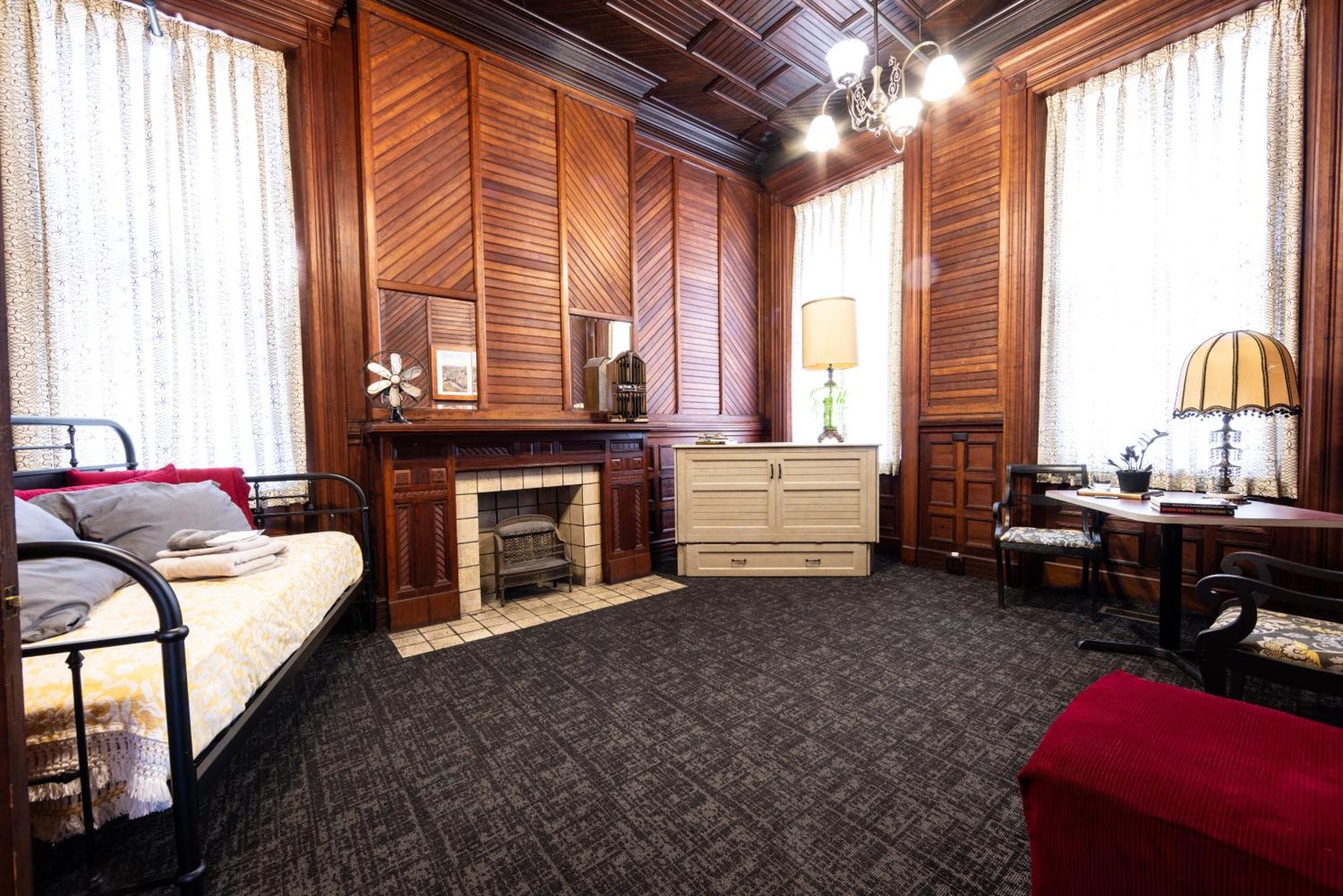 Traveler'S Rest Hotel Pittsburgh Room photo